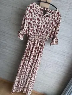 【美品】ウラジョンソン シルク100% 半袖ワンピース花柄 ボルドー サイズ4 美品】ウラジョンソン シルク100% 半袖ワンピース花柄 ボルドー サイズ