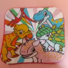 恐竜柄　タオルハンカチ　　　　　　　　　　お子様用ミニタオル　カラフル　中古美品