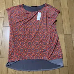 新品INOCENTE 半袖トップス 朱赤グレー定価¥7900のサムネイル