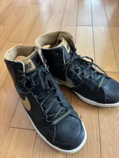 Nike ブラック/ゴールド ハイカットスニーカー 6.5Y