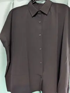 黒の半袖ボタンシャツ