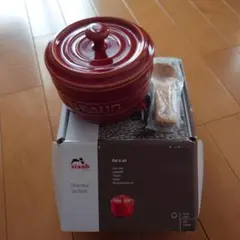 Staub 赤 セラミックポット　木製スプーン付きのサムネイル