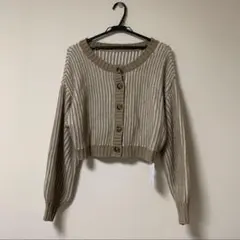 ベージュ ニットカーディガン　ボタン付き クロップド丈