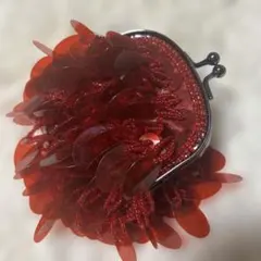 赤い花びらモチーフの小銭入れ