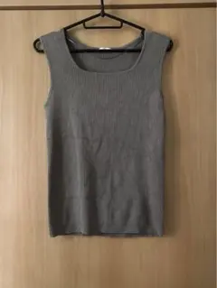 GU リブスクエアネックニットタンクトップ　ベージュ ブラウン