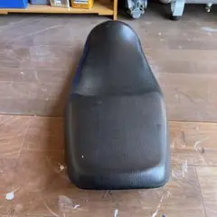 ゼファー750 純正逆車のシートのサムネイル