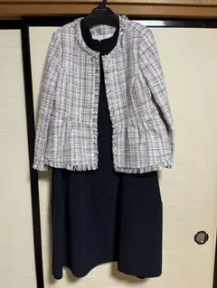 ツイードジャケットとネイビーワンピース