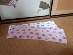 いちご柄ピンクと白いタオル2枚 のセット約65cm x 25cm