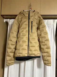 ベージュ ダウンジャケット