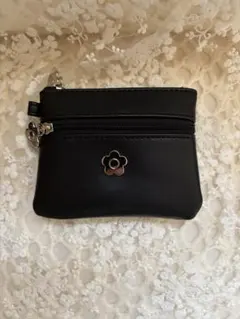 お買い得マリークワントポーチ　MARY QUANT デイジーメタル