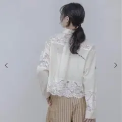 【試着のみ】タグ付き現行品　Eimee Low レース刺繍テキストエンブロシャツのサムネイル