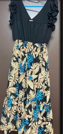 美品　フリル付きトロピカルフラワーロングワンピース