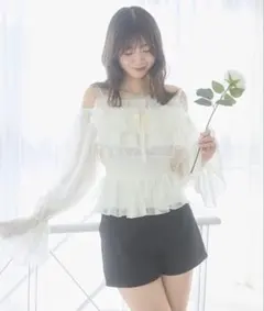 MAJESTIC LEGON チェーン付きシアーフリルブラウス アイボリーのサムネイル
