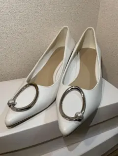 [RANDA]ホワイト ポインテッドトゥパンプス リングとパール付き