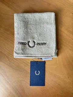 FRED PERRY ロゴ刺繍 ハンカチ ベージュ