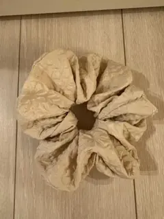 クリーム色 しわ加工 シュシュ