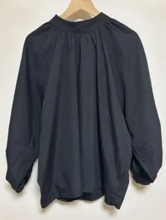 ITEMSアーバンリサーチ　ブラック シャツ　ブラウス　バックリボン