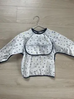 アルファベットプリントの長袖お食事エプロン　スモッグ