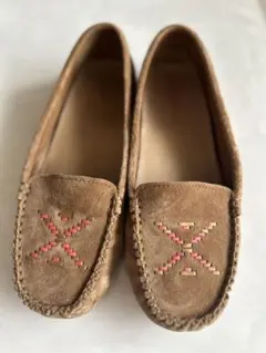 UGG スエード 刺繍 モカシン タン　ベージュブラウン　23.5cmのサムネイル
