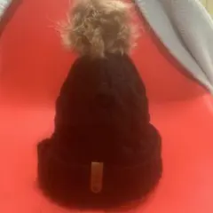 ポンポン付き ケーブル編みニット帽