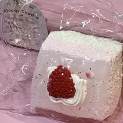 74)スクイーズ　【未使用級】XiaoqiStudio いちご　断面　ケーキ