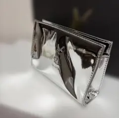 新品　YSL イヴサンローラン　メタリックシルバー化粧ポーチ　バニティのサムネイル