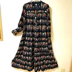 マルチキャラクタープリントロングワンピース2段ティアード 体型楽ちんシルエット