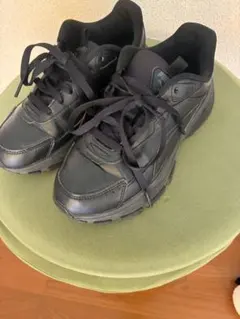 PUMA ブラック スニーカー