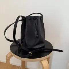9月限定出品！美品　イルビゾンテ　ショルダーバッグ　巾着　レザー　黒