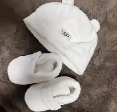 UGG ホワイトファーニット帽 ポンポン付き - メルカリ