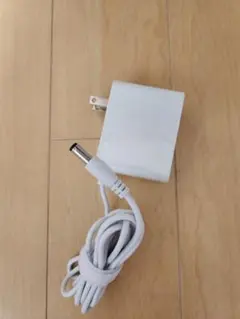 AC アダプター　白色