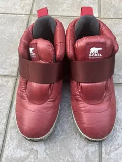 SOREL 防水レッドブーツ ストラップ付き
