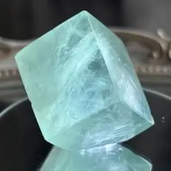虹あり！透明感⭕️フローライト キューブ 四角 自立出来ます✨️
