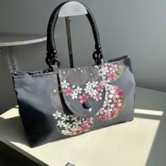 【正絹・名古屋帯リメイク】グレーに美しい桜模様の和モダンバッグ（季節先取り) 正絹・名古屋帯リメイク】グレーに美しい桜模様の和モダンバッグ（季節