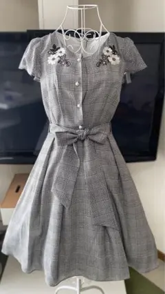 未使用品近いLAISSE PASS グレンチェック刺繍ワンピース　グレーのサムネイル