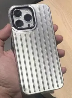 iPhone15 スマホケース シルバー ストライプ スーツケース