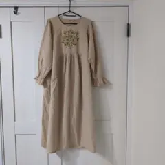 サマンサモスモス✗マカベアリス　ベージュ 長袖刺繍ワンピース