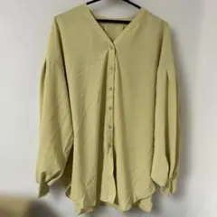 HUG・U 薄い黄色のVネック長袖シャツ