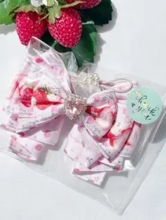 いちご柄リボンヘアゴム　ハンドメイド　D-49