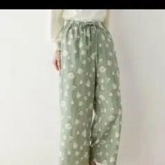 新品タグ付きパンツ