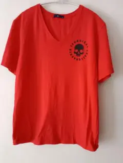 赤いVネックTシャツ スカルデザイン