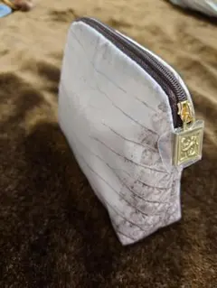 ホワイトクロコダイル型押しプリントポーチ