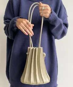 ✨限定お値下げ中✨新品未使用　NEUNA ヌナ レザープリーツ巾着カヌレバッグのサムネイル