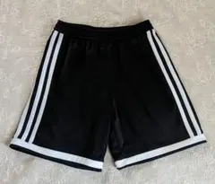【美品】adidas 黒 ハーフパンツ 140サイズ