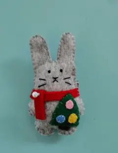 ハンドメイド　ちっちゃい灰色うさぎさんとクリスマスツリーのブローチです　Xmas