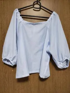 オフショルダー ライトブルー パフスリーブシャツ