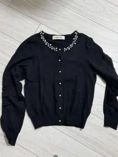LAISSE PASSE パール装飾付き黒長袖カーディガン