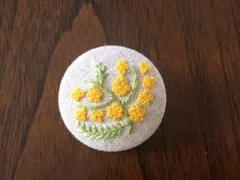 ハンドメイド　刺繍　ブローチ　4cm  春　お出かけ　GW 連休　ミモザ
