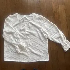 ホワイト 五分袖ブラウス 小さな模様