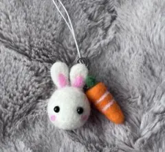 羊毛フェルト うさぎと人参 ストラップのサムネイル